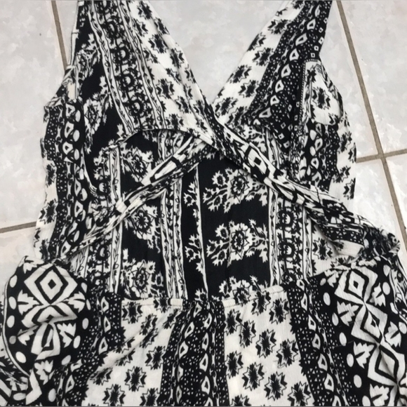 ⏰️3/$10 XL Open back viscose cropped jumper black&white - Picture 3 of 5